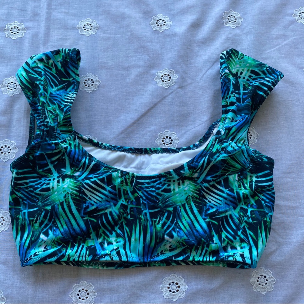 NWOT 🆚 bikini top - Picture 2 of 5